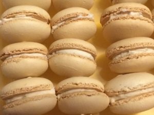 Read more about the article Crazy Baking Day #1: 160 Vanilla Latte Macarons