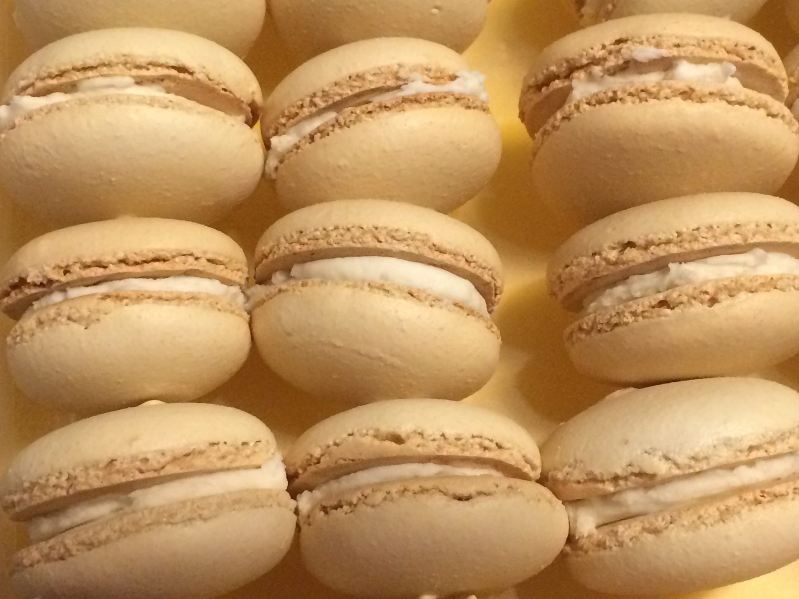 Read more about the article Crazy Baking Day #1: 160 Vanilla Latte Macarons