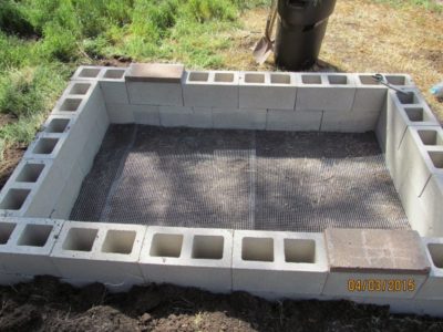 Read more about the article Cement Block Raised Garden Bed (04/03/15)